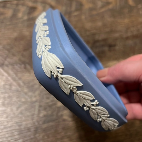 Wedgwood made in England blue jasperware Eagle lidded trinket dish - Picture 5 of 7